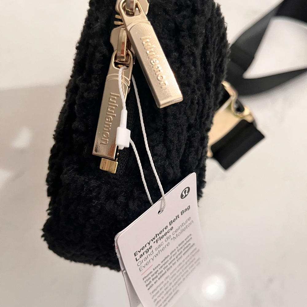 SOLD— Lululemon Athletica Everwhere Belt Bag Large Fleece - Picture 5 of 7